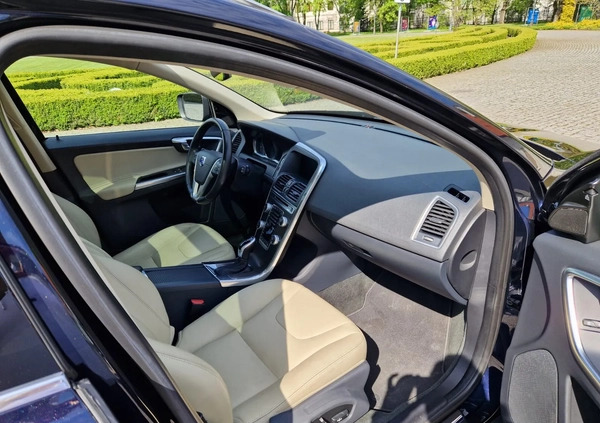 Volvo XC 60 cena 80000 przebieg: 125000, rok produkcji 2016 z Warszawa małe 79